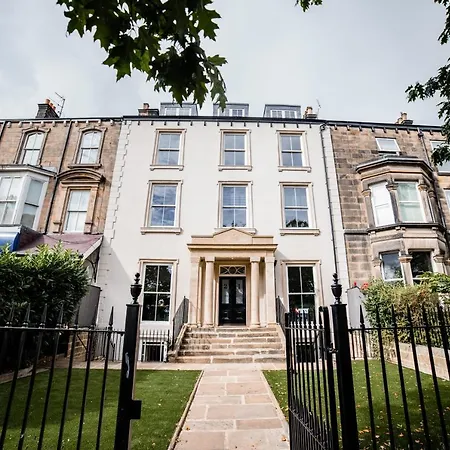 York Place One * ハロゲート