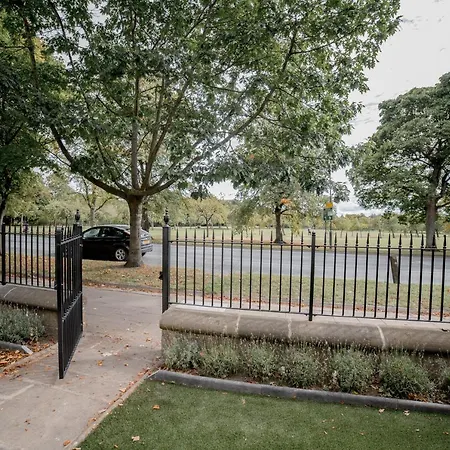 York Place One شقة *